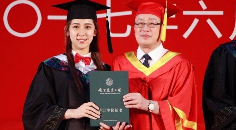 女学生毕业亲校长