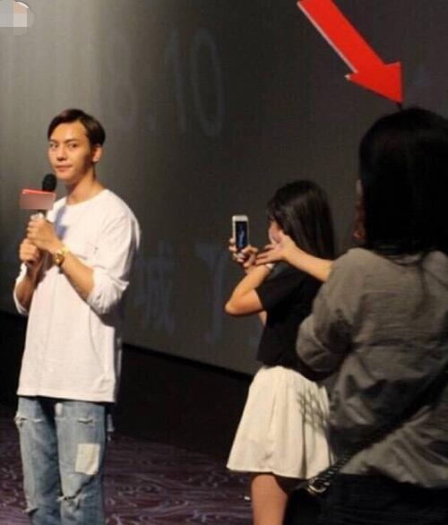 王嘉尔看到粉丝高举的恶搞应援牌后当场翻脸 撩男神技能GET！