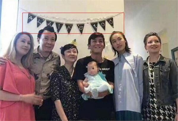 陈冠希抱女出镜满脸慈父样 他竟给女儿取了个奢侈品名字