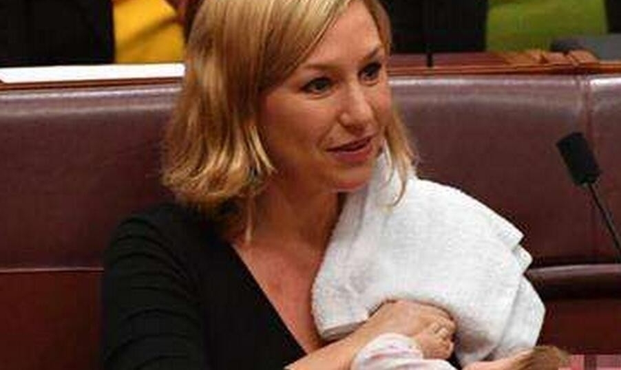 女议员议会上哺乳
