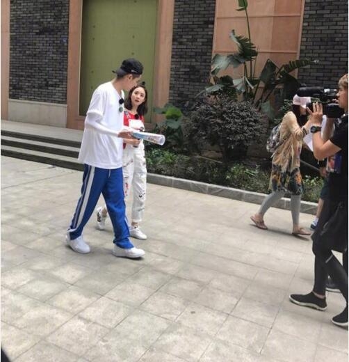 赵丽颖变团宠吴亦凡给她揉肩吴磊帮她遮阳 女王范儿十足