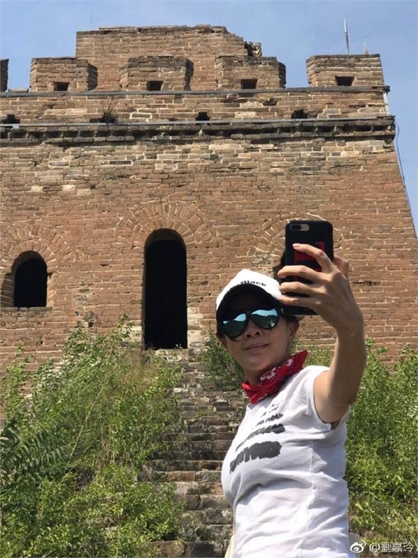 刘嘉玲长城自拍背景空无一人被疑清场遭喷 一细节证她被冤枉