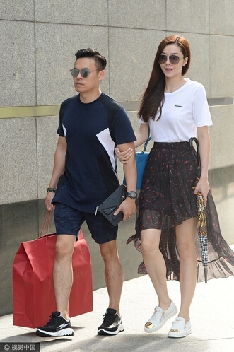 熊黛林与老公逛街扫货 豪气买买买收获一大袋