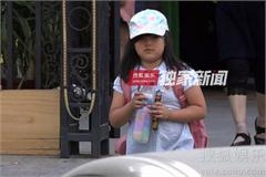 王诗龄又胖了手臂跟王岳伦一般粗 裙扣紧勒胸都