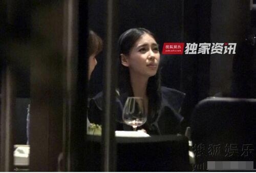 原来女神baby也是老烟枪 和姐妹淘聚餐抽电子烟动作娴熟