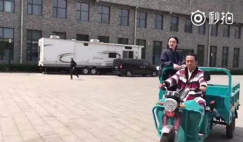 邓超穿古装开三轮载孙俪对镜头耍帅 娘娘下车后的眼神亮了
