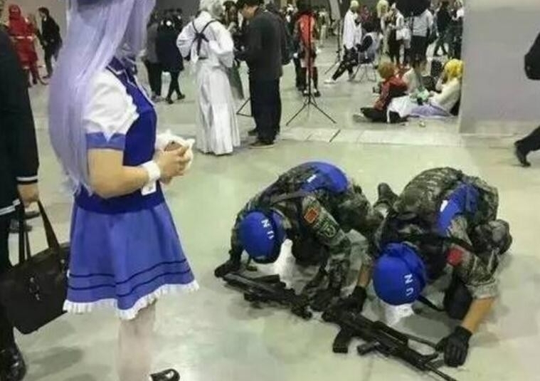 动漫展穿军装下跪