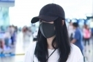 杨幂穿小热裤秀大长腿 这热裤是穿反了吗？