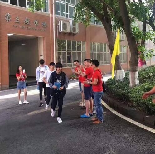 王俊凯笑容满面走进高考考场 看起来不是很紧张心态很好