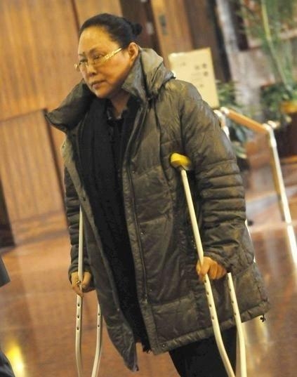 她纵横影坛40年三婚嫁大17岁老外入外国籍 现腿疾重到坐轮椅