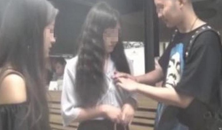 网络主播街头袭胸