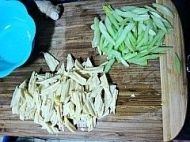 姜汁腐竹拌芹菜的做法步骤2