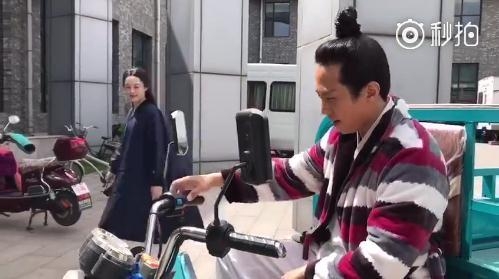邓超穿古装开三轮载孙俪对镜头耍帅 娘娘下车后的眼神亮了