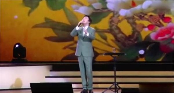 费玉清演唱会上讲新段子：小英妈妈去隆乳 结局笑翻5万人