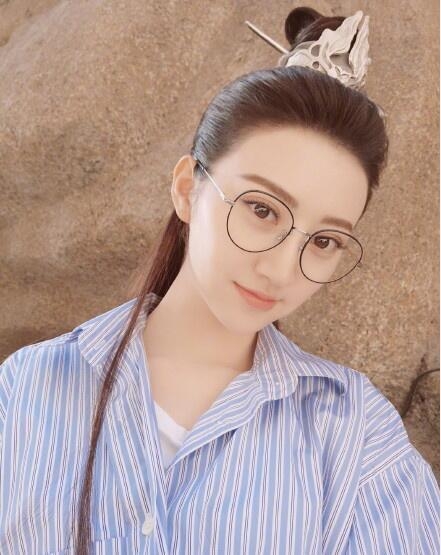 景甜银川拍戏被蚊虫咬出一个很可怕的肿包 看了让人心疼