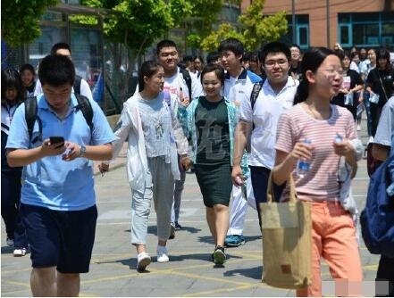 林妙可高考考完语文有说有笑出考场 网友：她的衣服一言难尽