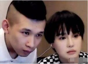 赵本山女儿公开恋情男友竟是他？背景板上写着一周年快乐