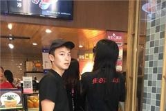 孙怡挺巨肚现身奶茶店董子健作伴 四肢纤细令人