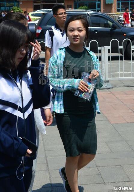 林妙可高考考完语文有说有笑出考场 网友：她的衣服一言难尽