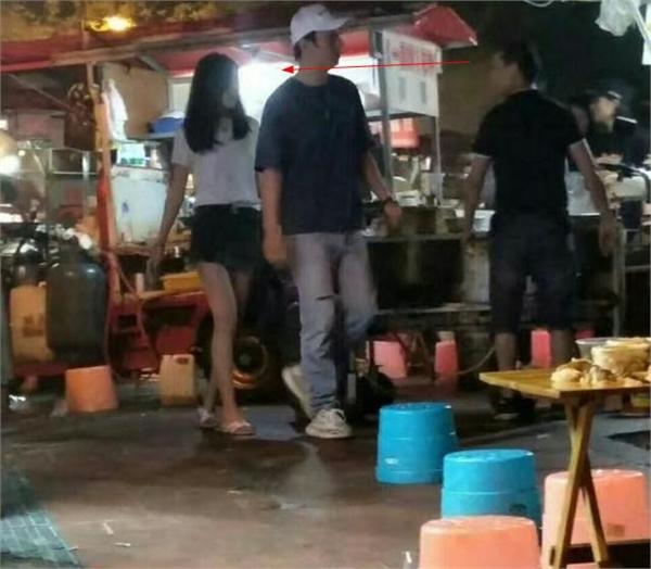 豆得儿与王思聪吃路边摊被老板盯着看 思聪的表情竟是这样