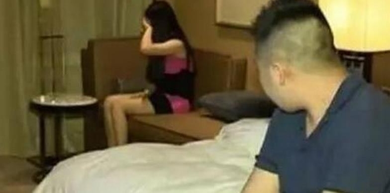 男子和小三开房被捉奸