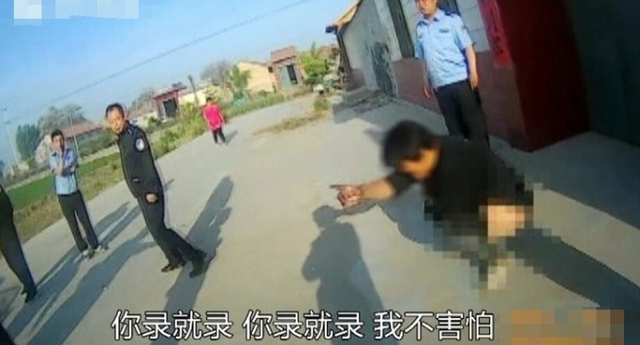 女村霸撒泼脱裤