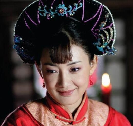 她19岁出道上春晚11次走红26年低调无绯闻 富商老公背景强大
