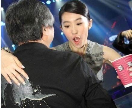 明星尴尬瞬间：范冰冰抓住椅下暗手 任贤齐扇子意外戳到女星