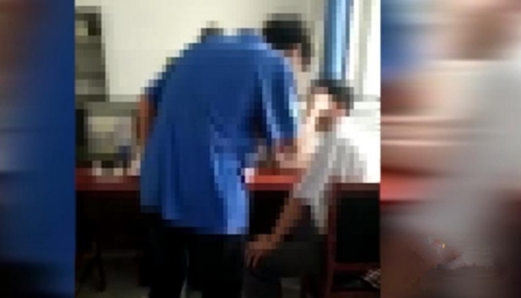 学生训斥踢打老师
