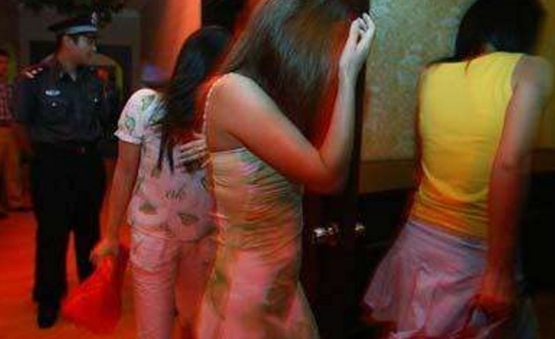 女孩带百名小姐卖淫