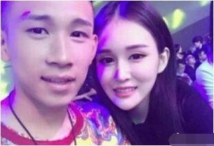 赵本山女儿公开恋情男友竟是他？背景板上写着一周年快乐