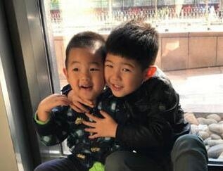安吉和小鱼儿的外表到底差别多大？这张照片让网友觉得很不公平