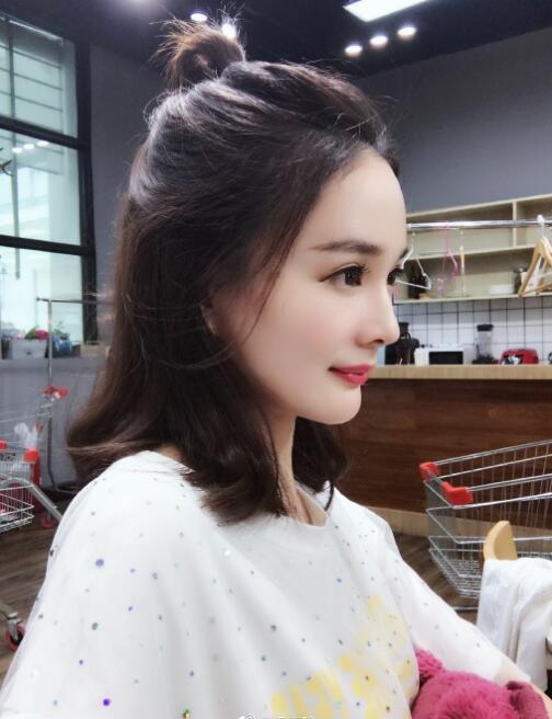 杨幂替身近照青春水嫩不输本尊 粉丝怒怼：一辈子都不能和她比