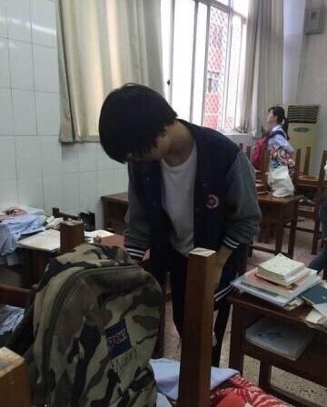 娱乐圈人品最好的明星出来了 因做一件事全班同学为他发声