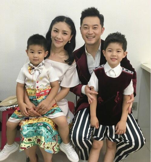 安吉见到小哥哥王源易烊千玺秒变娇羞 老白沙溢也来蹭合照