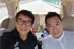 元彪罕见与成龙同框隐退5年一点没变 师兄洪金宝