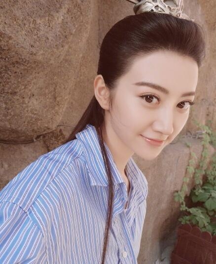 景甜银川拍戏被蚊虫咬出一个很可怕的肿包 看了让人心疼