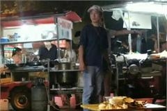 豆得儿与王思聪吃路边摊被老板盯着看 思聪的表