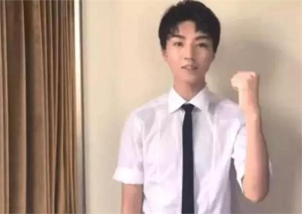 王俊凯米兰创造历史被外媒赞超级巨星 T台上却被男模欺负了