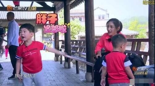 饺子成团宠成功吸粉安吉上演摸脸杀 小鱼儿被说是胖子委屈落泪