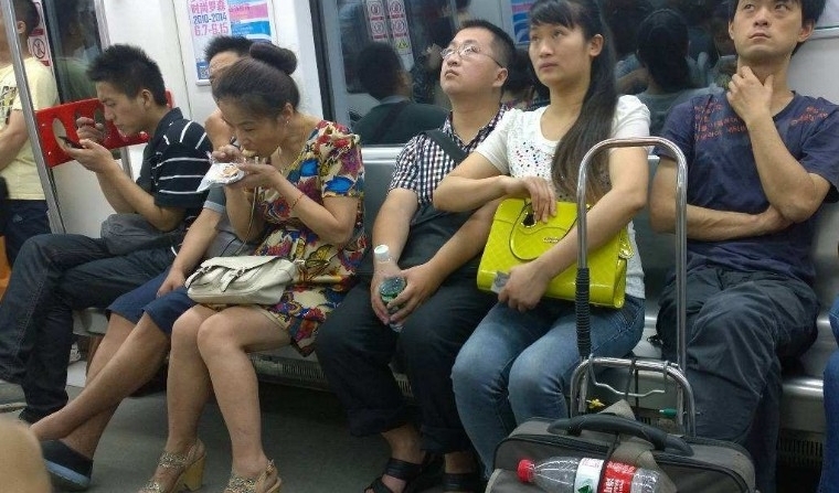 成都地铁禁吃东西