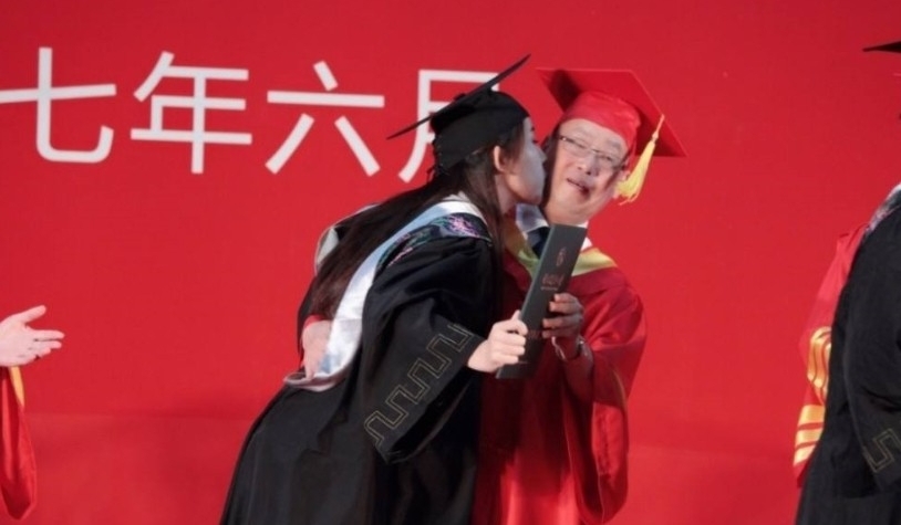 女生毕业强吻校长