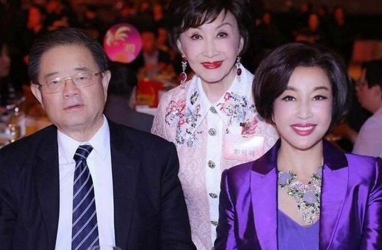 刘晓庆携富商丈夫露面