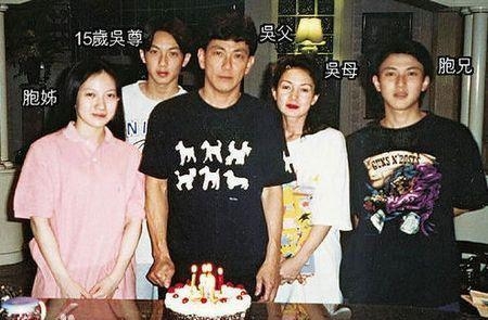 吴尊晒71岁父亲生日照惊倒一片人 不老容颜秒杀整个娱乐圈