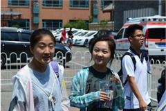 林妙可高考考完语文有说有笑出考场 网友：她的
