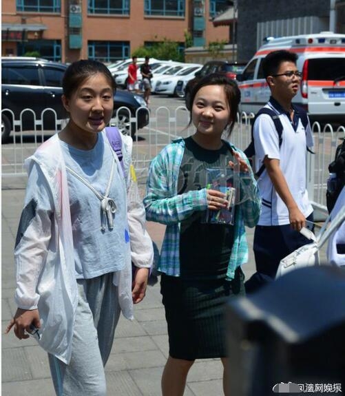 林妙可高考考完语文有说有笑出考场 网友：她的衣服一言难尽