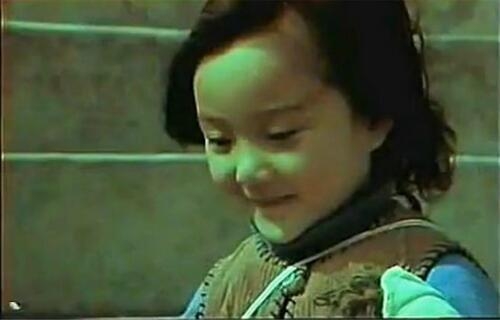 李小璐儿童节怀念三岁拍电影时的自己 甜馨真像极了妈妈