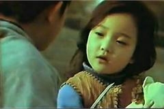 李小璐儿童节怀念三岁拍电影时的自己 甜馨真像