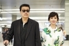 赵雅芝与老公手牵手现身机场 结婚数十年还这么