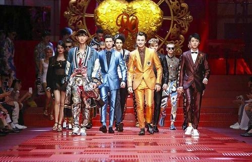 王俊凯米兰创造历史被外媒赞超级巨星 T台上却被男模欺负了